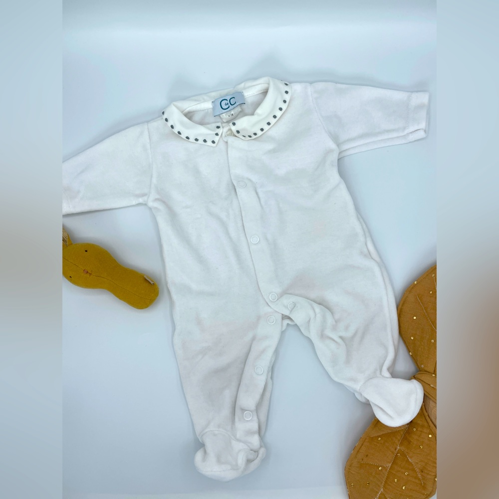 CdeC beautiful pajamas. White Velvet fabric. Excellent condition. 3 months.